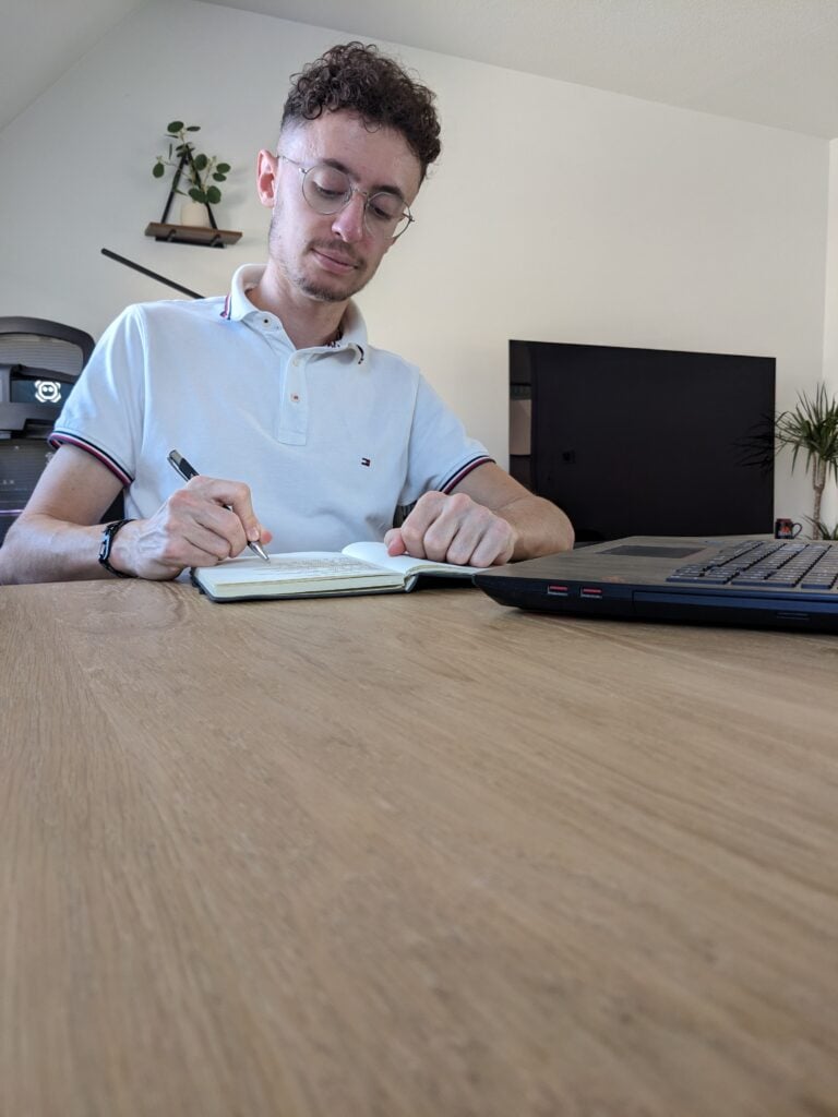 Victor Koffel, gérant du studio graphique VK Element à Strasbourg.
